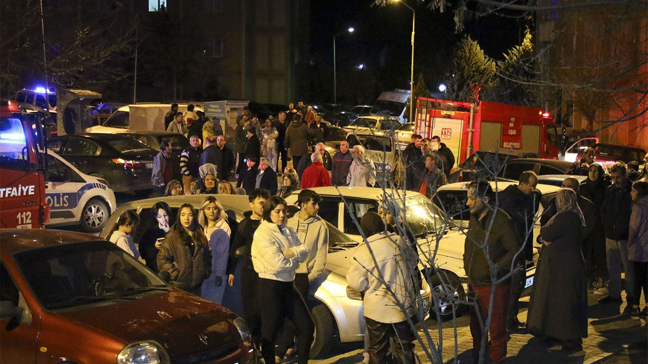 Uşak'ta ev yangını: Apartman tahliye edildi