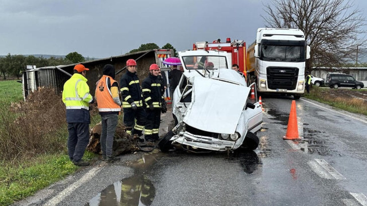 Manisa'da otomobil ile kamyon çarpıştı: İki ölü