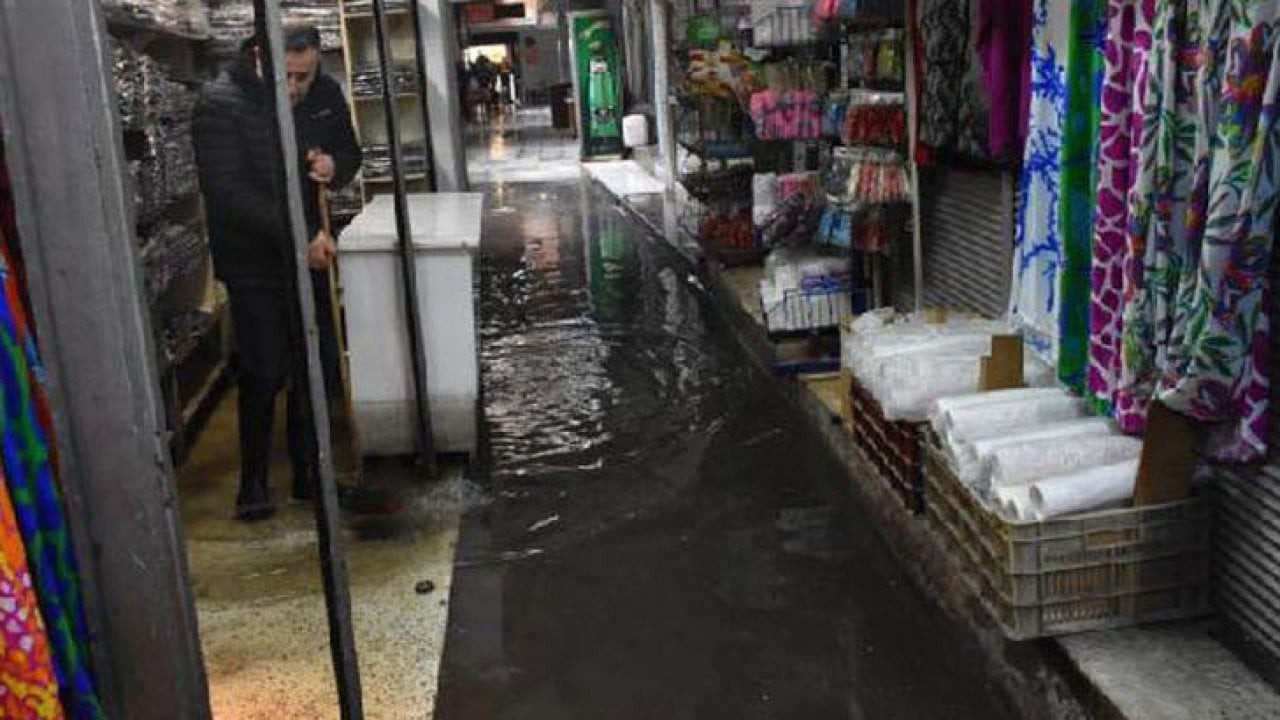 İzmir'de sağanak yağış: Kemeraltı'nda dükkanları su bastı