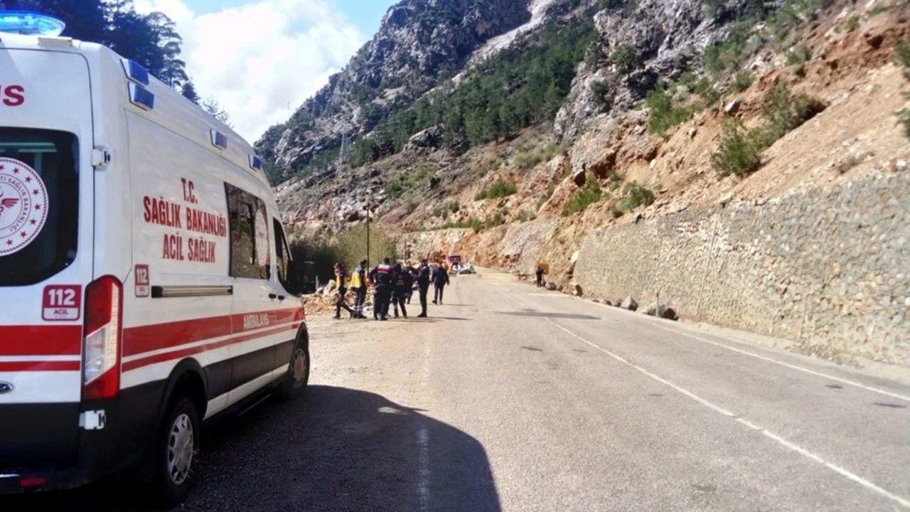 Adana'da üzerine kaya devrilen otomobildeki dört öğretmen vefat etti