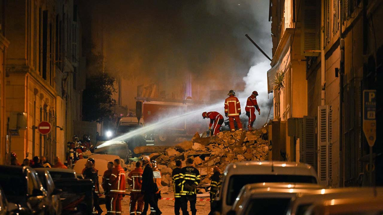 Marsilya'da patlamanın etkisiyle çöken binada yangın çıktı