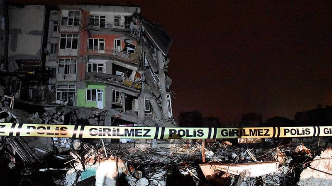 Malatya'daki ağır hasarlı bina çöktü