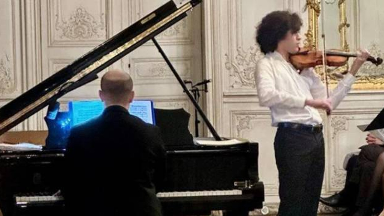 Keman virtüözü Bartu Elçi Özsoy Paris'te depremzede çocuklar için konser verdi