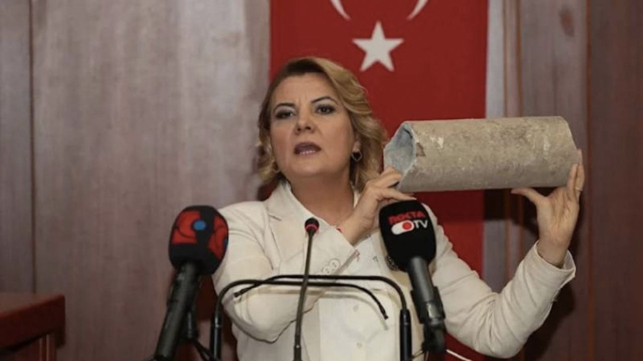 CHP'li başkan, kürsüye boruyla çıktı: 20 yıl halkı zehirlediniz!