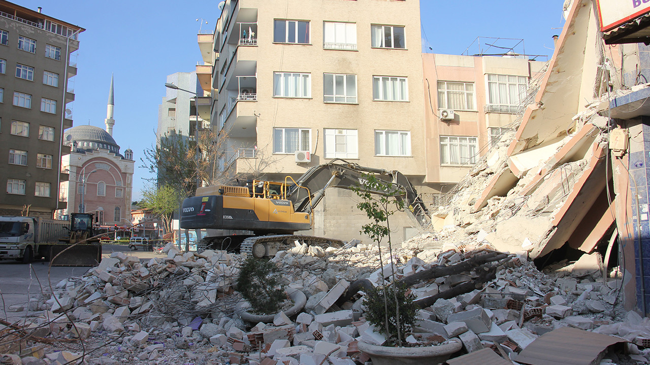 Kilis'te ağır hasarlı bina çöktü