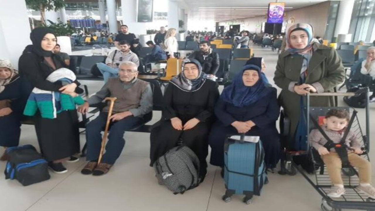 Depremzedeler bayram için memleketine dönüyor: 'Kızımla bayramlaşmaya mezarına gidiyoruz'