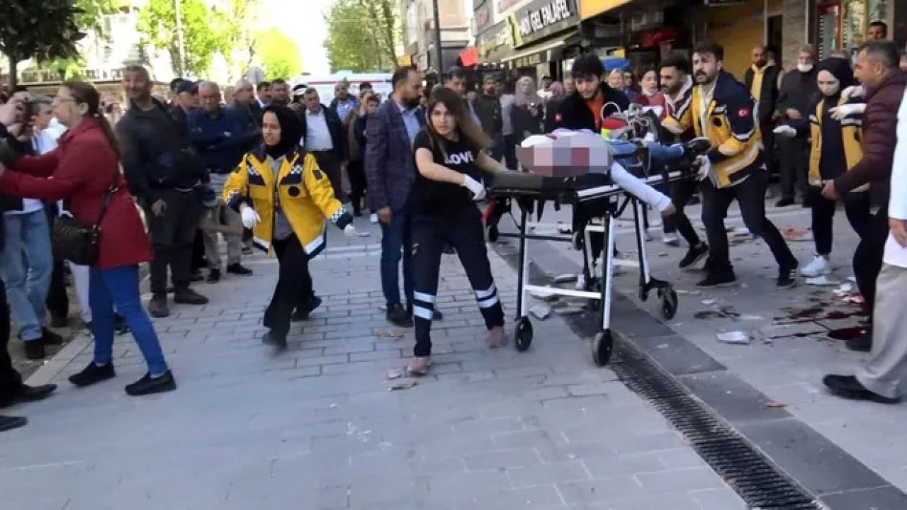 Yoldan geçerken kafasına beton parçası düşen kadın vefat etti
