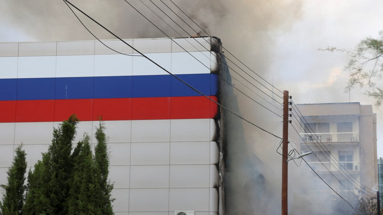 Kıbrıs'taki Rus kültür merkezinde yangın: Molotofkokteyli atıldı iddiası
