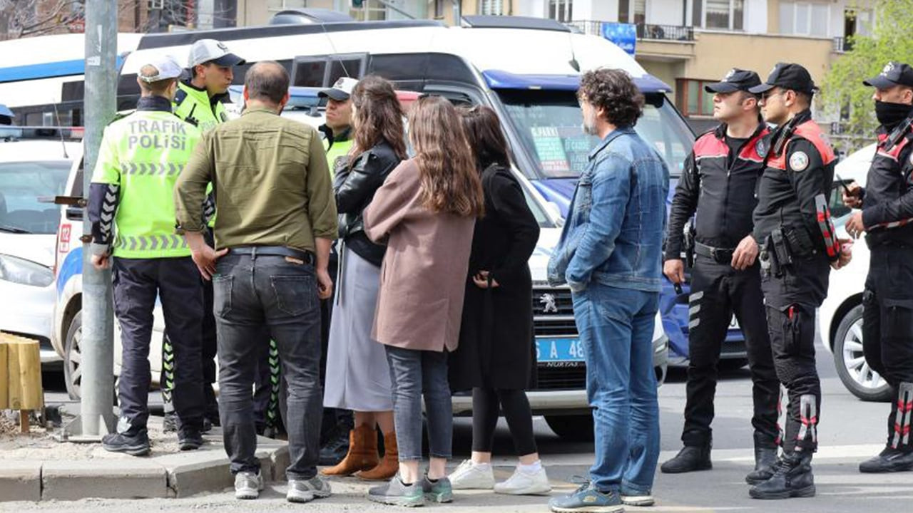 Ankara'da Yeşil Sol Parti'nin konvoyu 'trafik engelleniyor' gerekçesiyle durduruldu, üç kişi gözaltına alındı