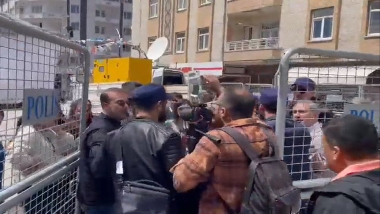 Van mitingini takip eden gazetecilere polis şiddeti