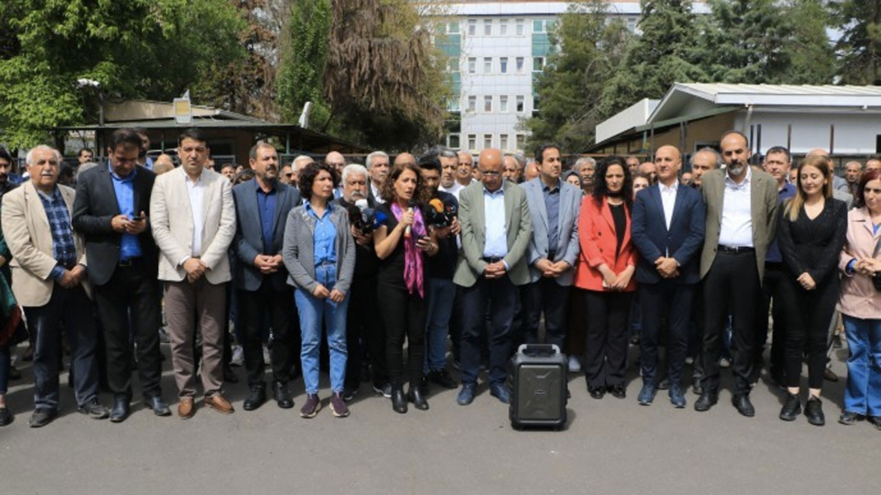 Diyarbakır gözaltılarına adliye önünde açıklama: 'Korkmuyoruz, buradayız'