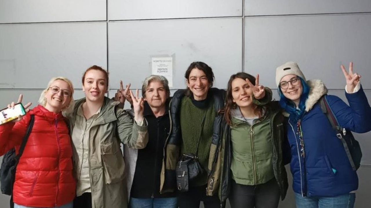 Tutuklamalara tepki gösterdikleri için gözaltına alınan gazeteciler serbest