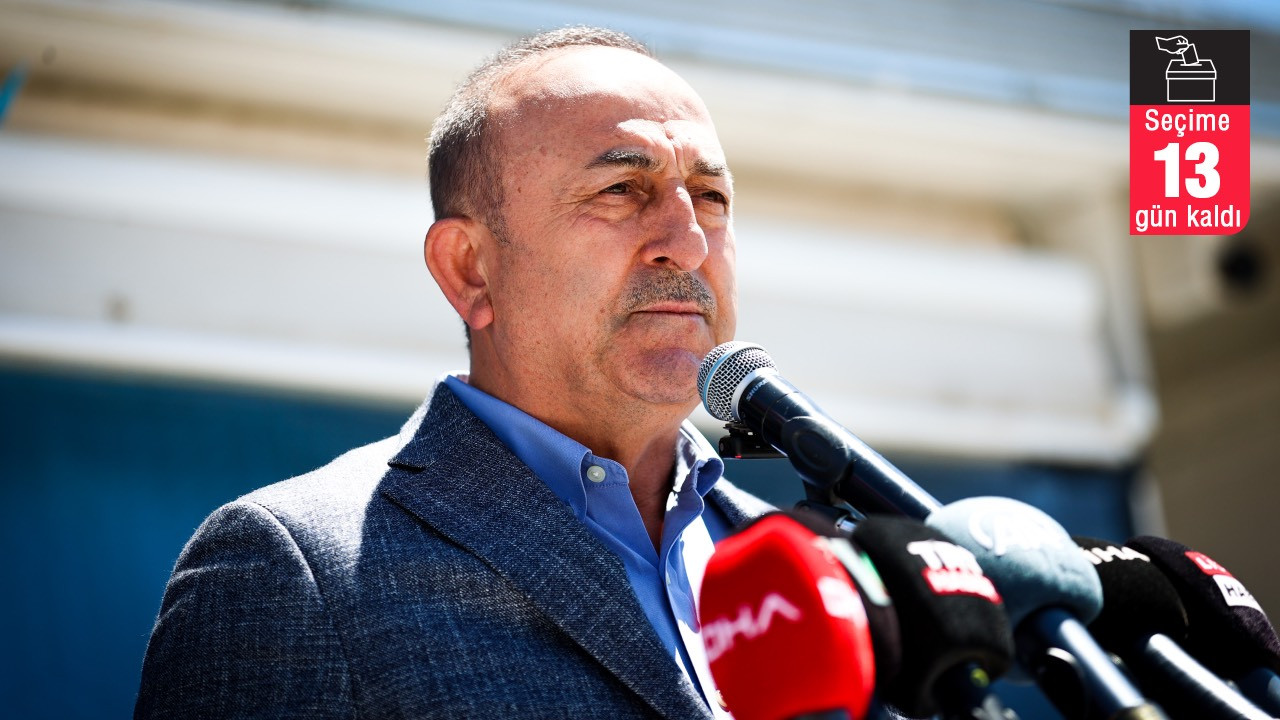 CHP şikayet etti, Bakan Çavuşoğlu'nun 'bayraklı' pankartına toplatma kararı çıktı