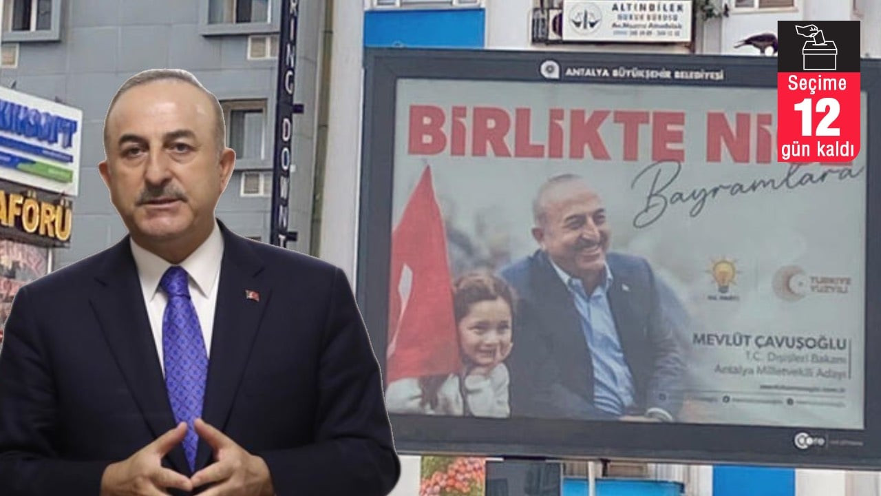 Antalya'da Mevlüt Çavuşoğlu'nun bayraklı afişleri kaldırıldı