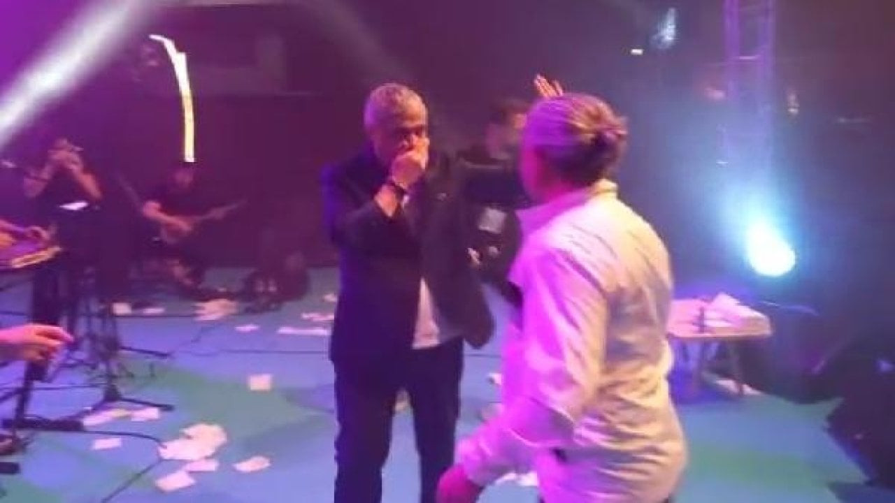 AKP konserinde yangın çıktı: Şarkıcı Cengiz Kurtoğlu ve Bakan Nebati alandan çıkarıldı