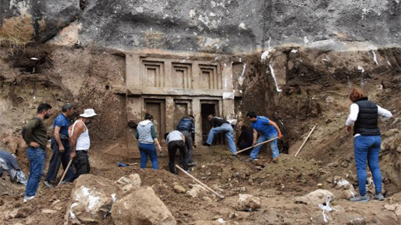 2 bin 400 yıllık kaya mezarı tesadüfen bulundu