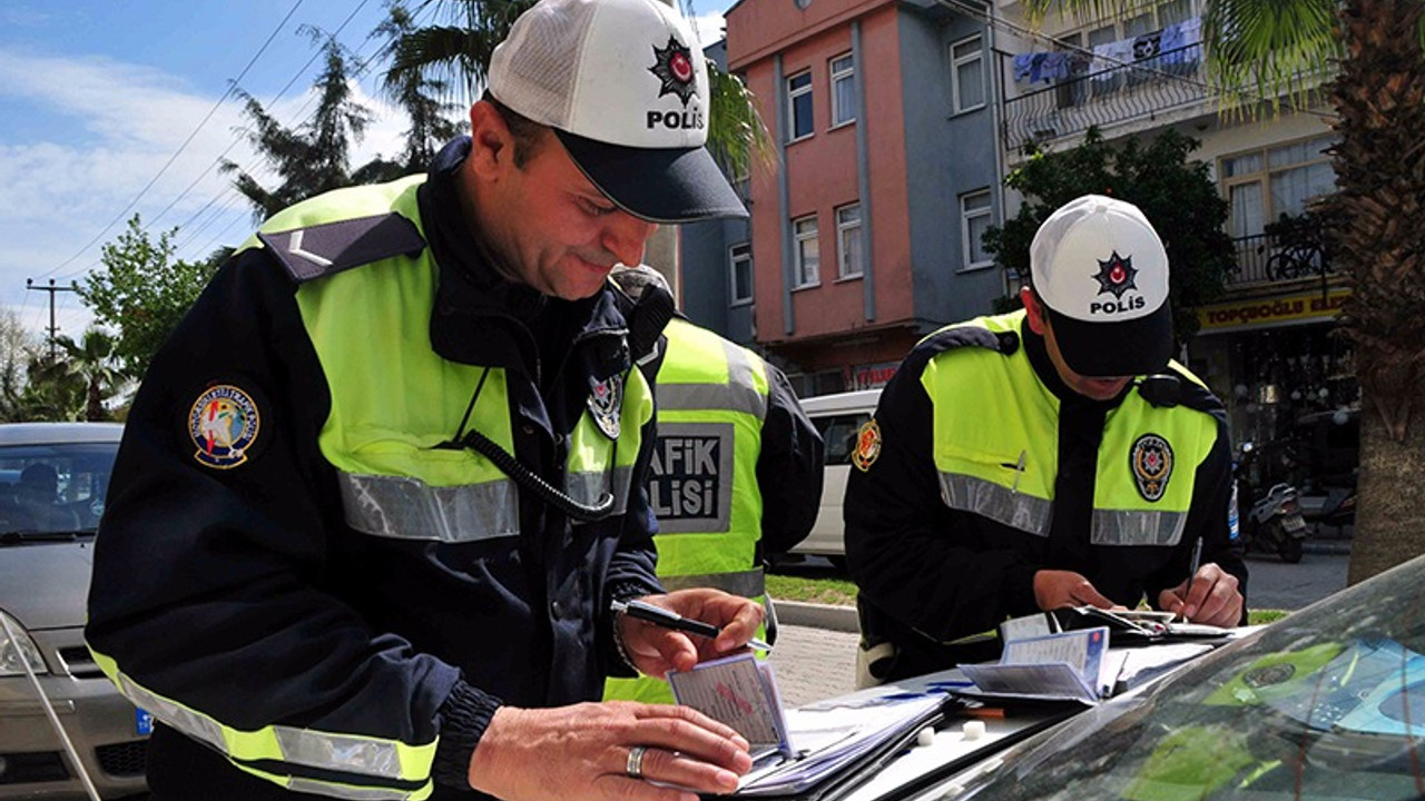 Trafik cezası yazan polisin otomobilini yaktılar