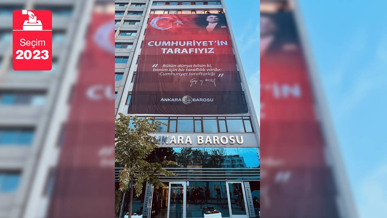 Ankara Barosu, YSK'nin karşısındaki binasına afiş astı: Cumhuriyet'in tarafıyız