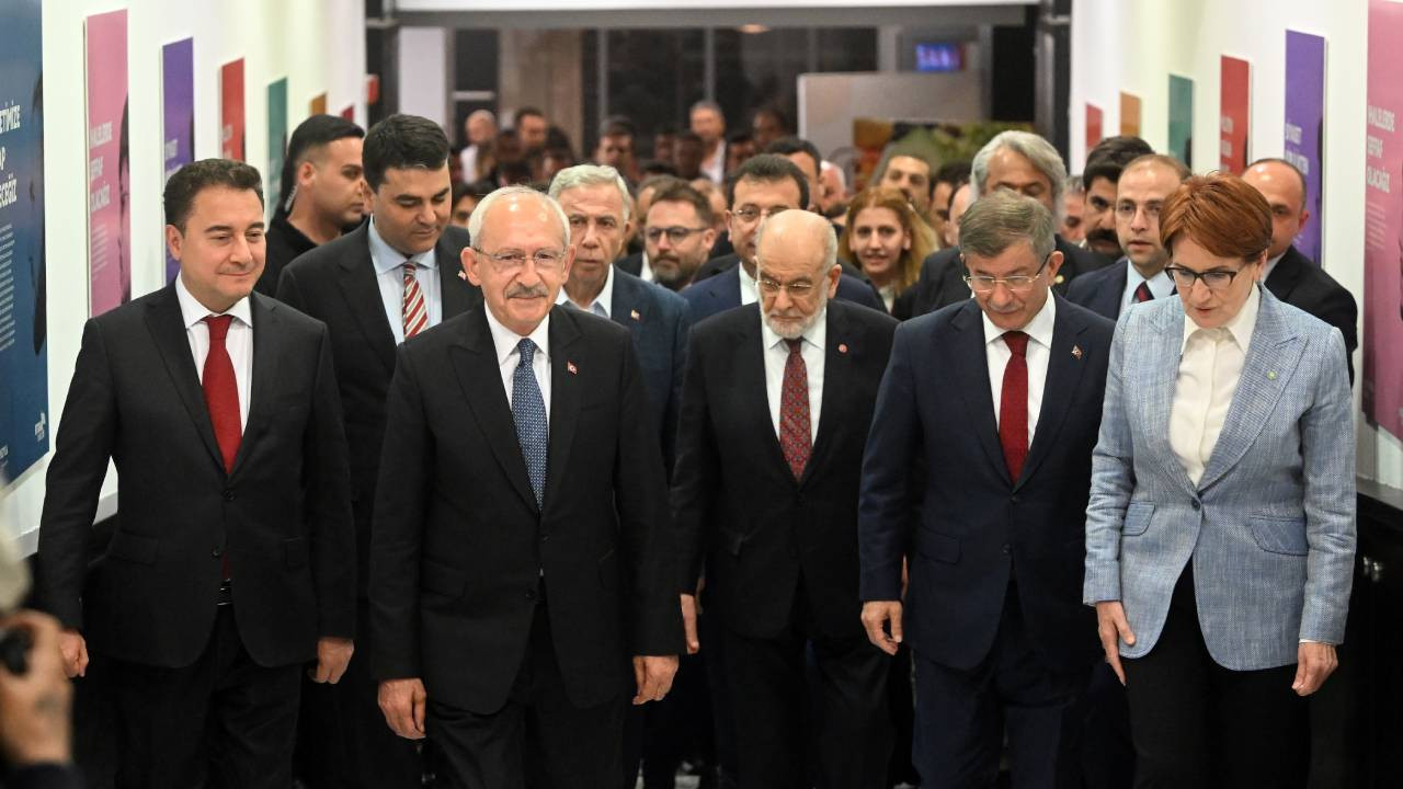 Ahmet Davutoğlu: Erdoğan, referandum niteliğindeki seçimde güvenoyu alamadı