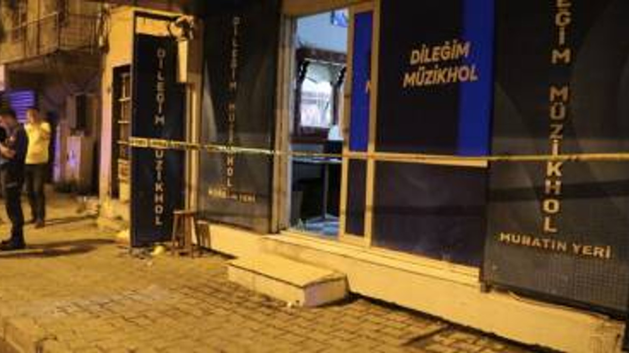 İzmir'de eğlence mekanında silahlı kavga: Bir ölü