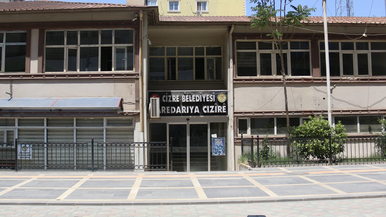 Cizre'de kayyım belediyeye ait binayı üçüncü kez satılığa çıkardı