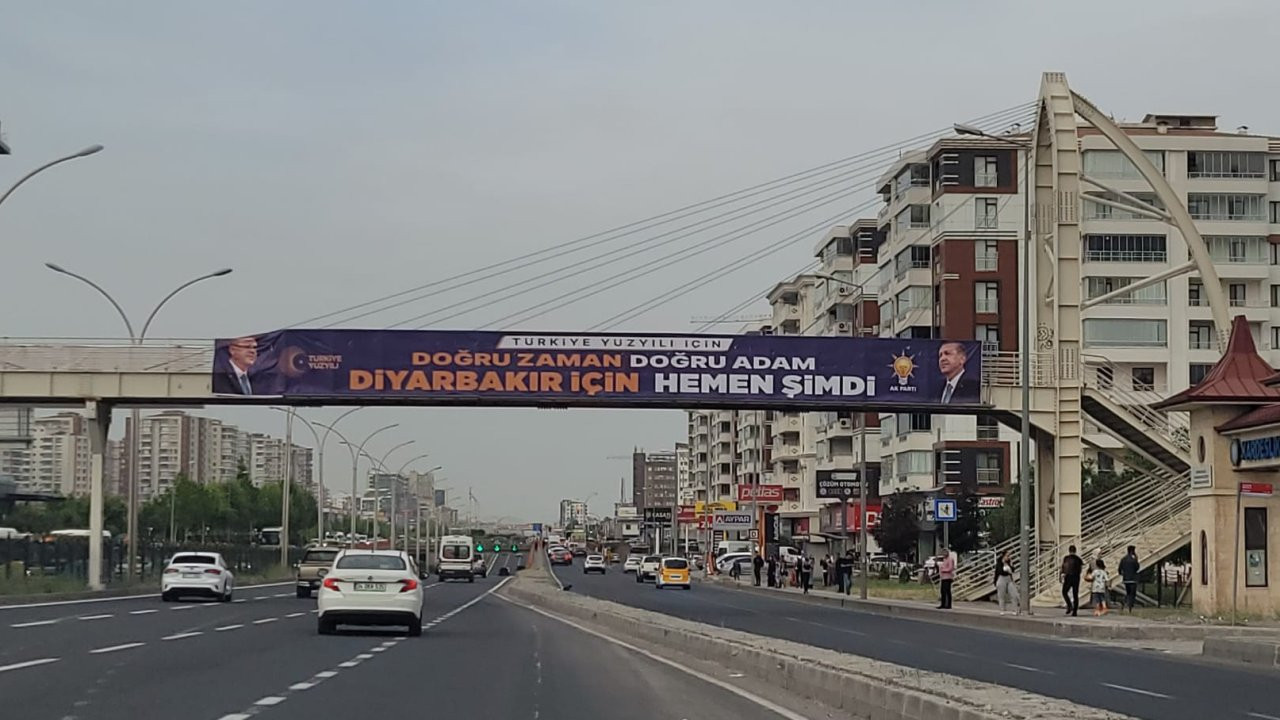 Erdoğan seçimin ikinci tur kampanyasına başladı: Asılan afişlerde sandığa katılım çağrısı ve 'istikrar' öne çıktı