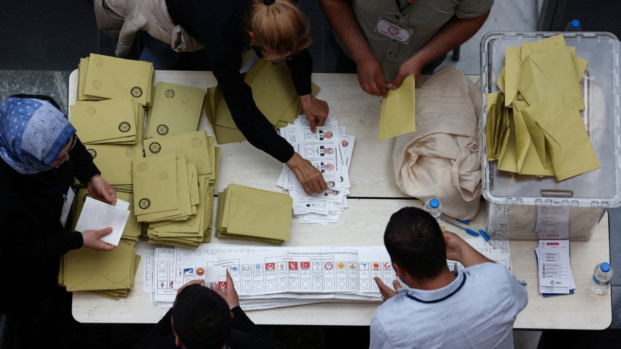 Aydın, sanatçı ve yazarlar imza kampanyası başlattı: 28 Mayıs'ta oy ver gitsin, bu karanlık bitsin