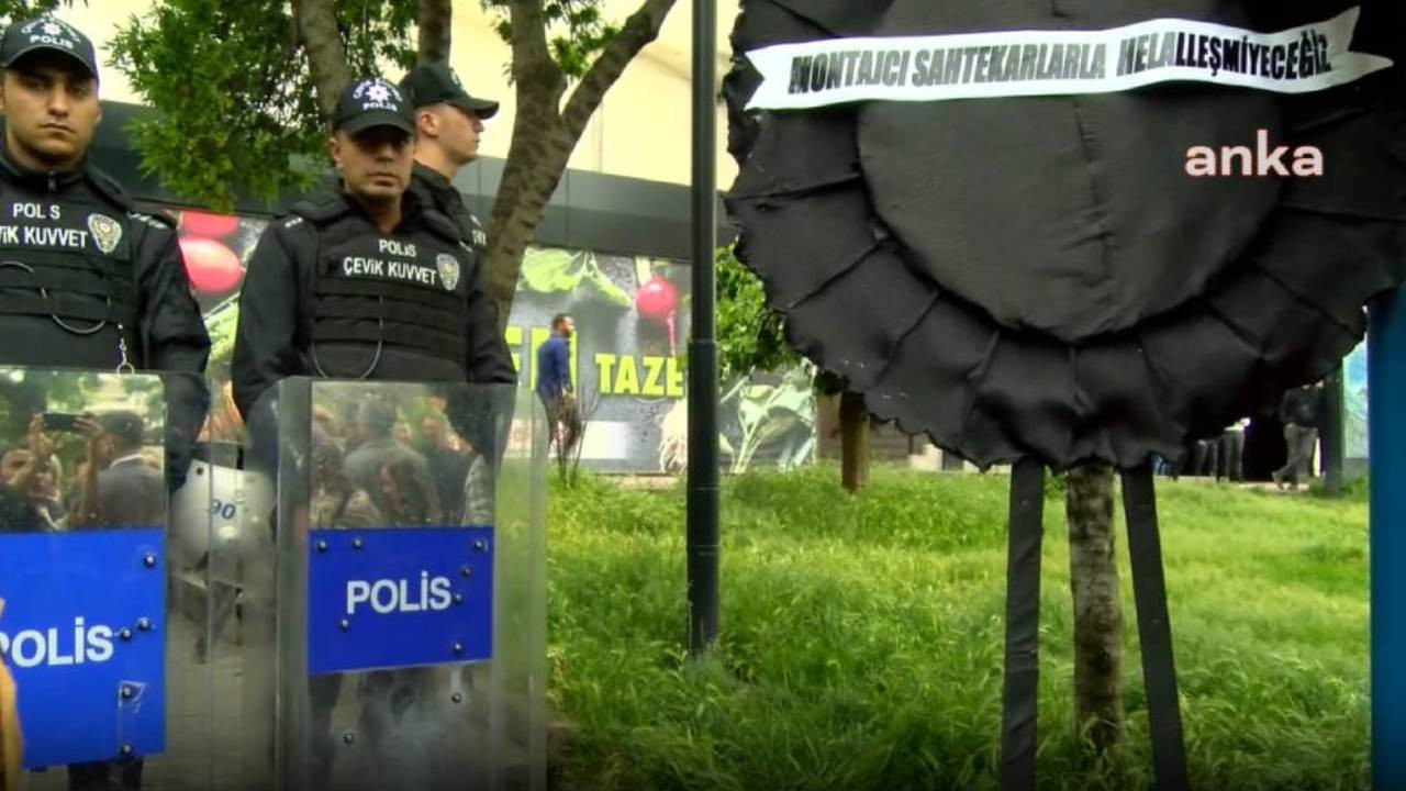 Ankara'da AKP'nin siyah çelenkle protesto edilmesi engellendi