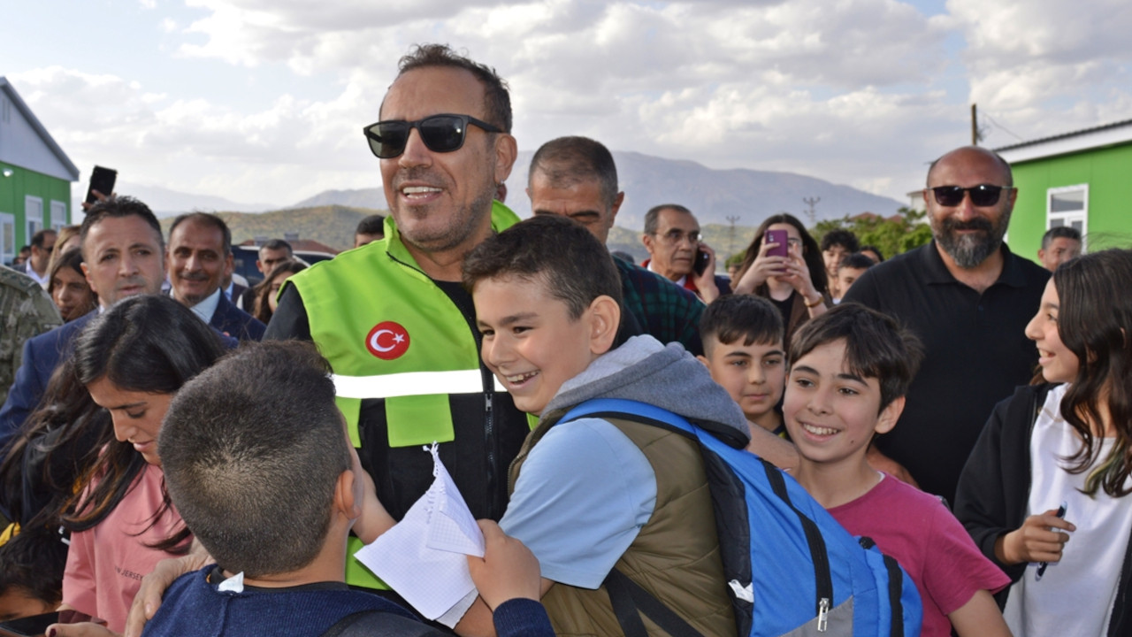 Haluk Levent duyurdu: AHBAP 12 prefabrik okul yaptırdı