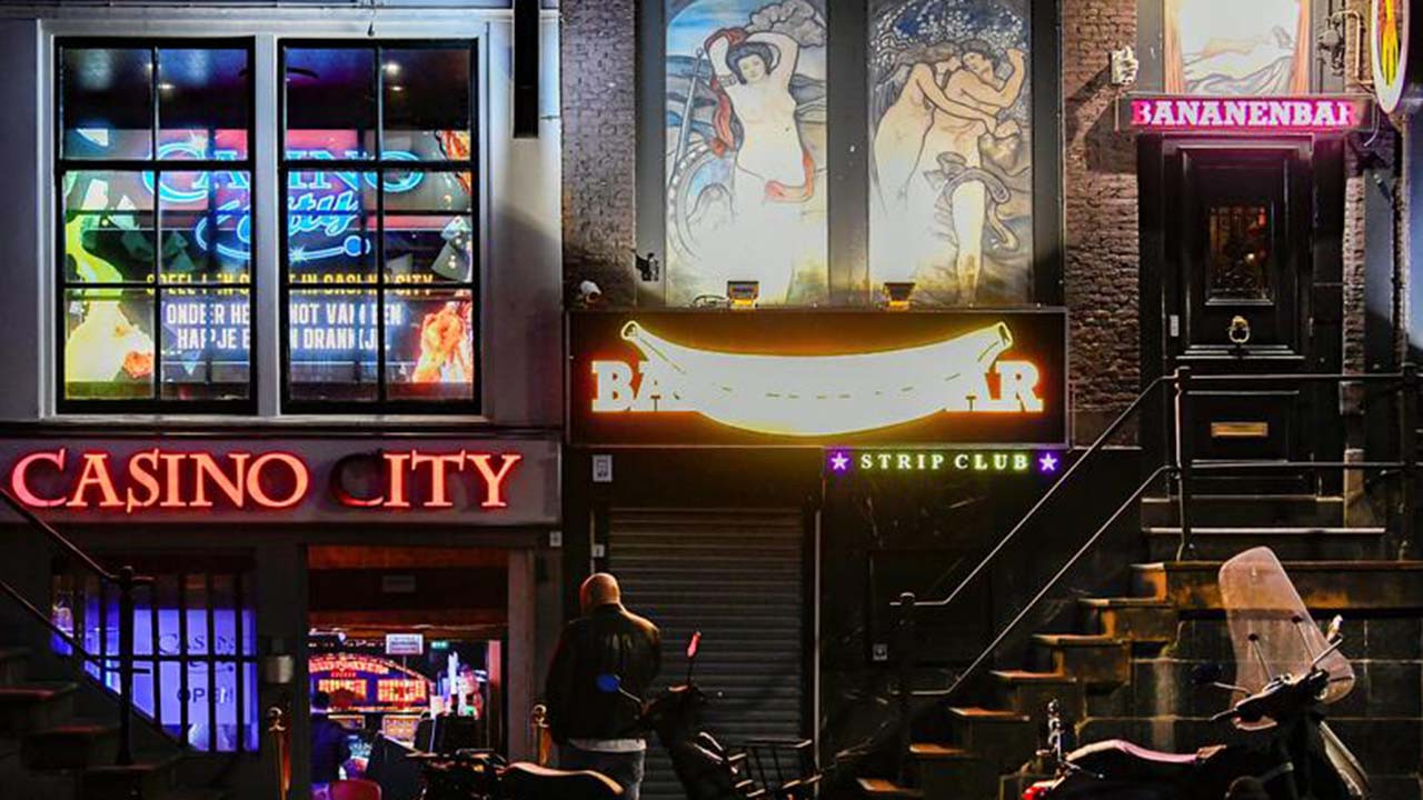 Amsterdam'ın merkezinde esrar içmek yasaklandı: Yasağa uymayana 100 euro ceza kesilecek