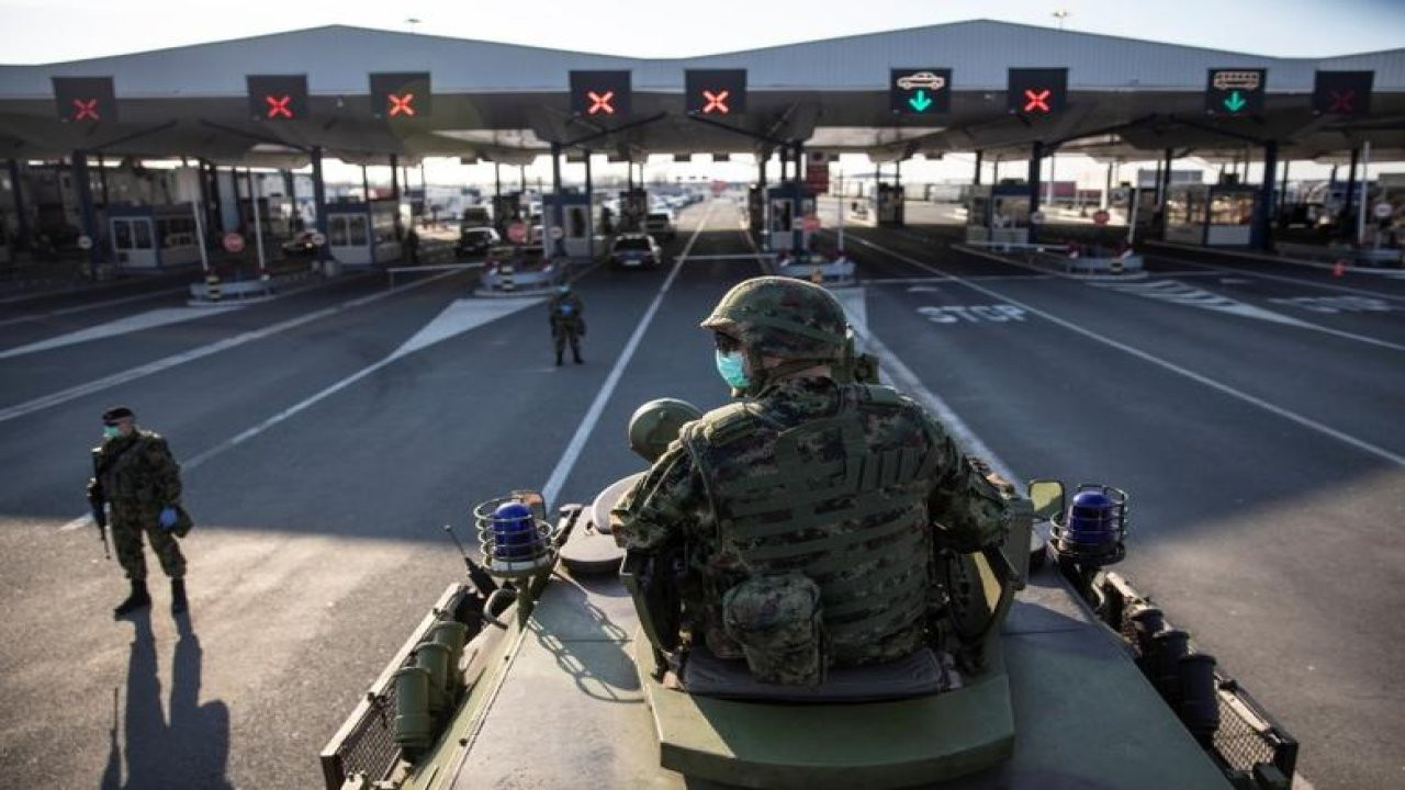 Kosova'daki eylemlerde çatışma çıktı, Sırbistan orduyu Kosova sınırına konuşlandırıyor