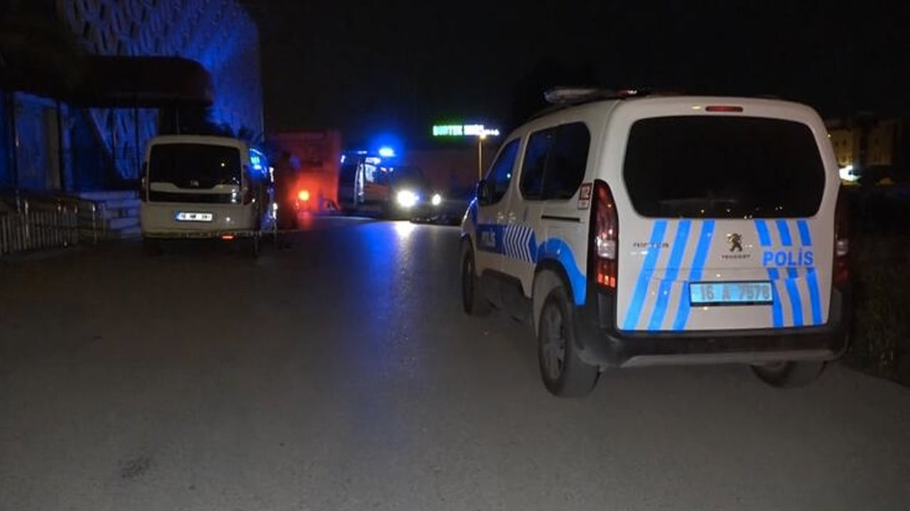 Yol kenarında bıçaklanmış erkek cesedi bulundu