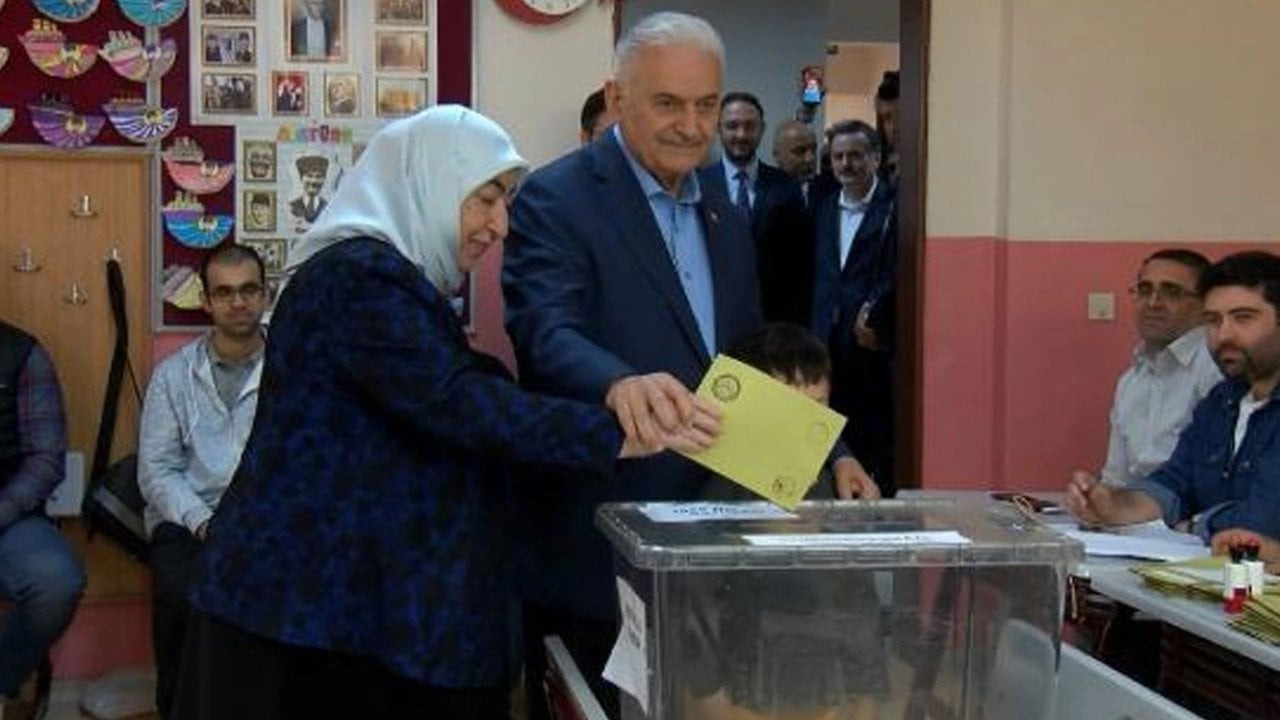 Binali Yıldırım'dan kabinden geç çıkan eşine: 'Ne oldu hanım karar veremedin mi'
