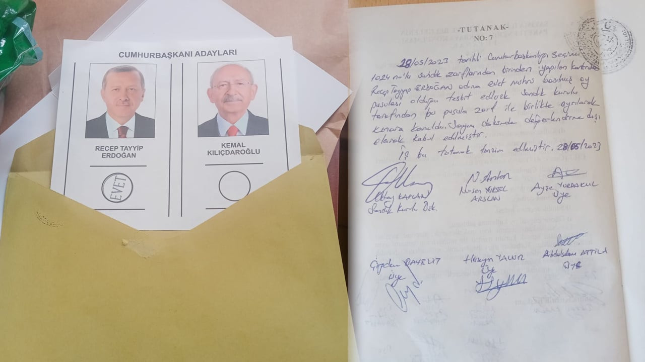 Çorlu'da zarftan Erdoğan'a 'evet' mührü basılmış pusula çıktı