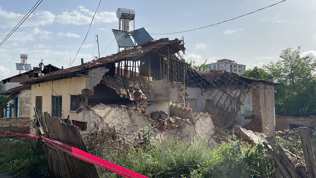 Malatya'da ağır hasarlı evin bir kısmı çöktü