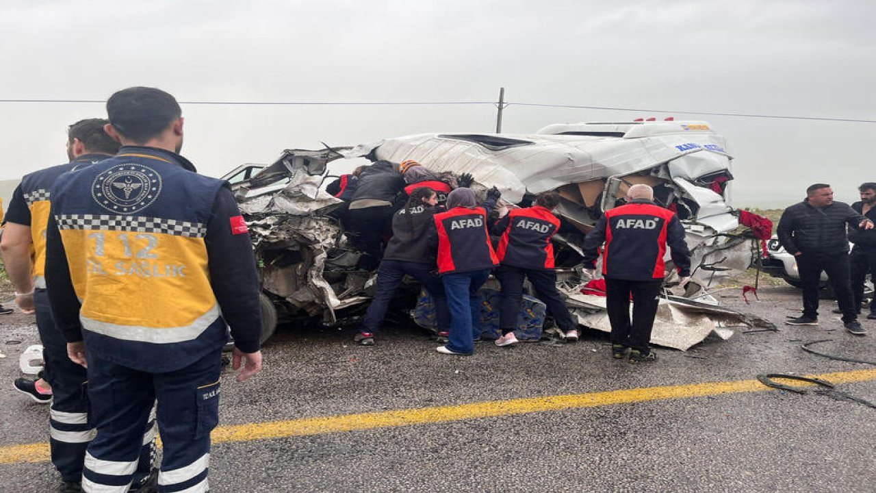 Sivas'ta yolcu minibüsü ile tır çarpıştı: Dört ölü, üç yaralı