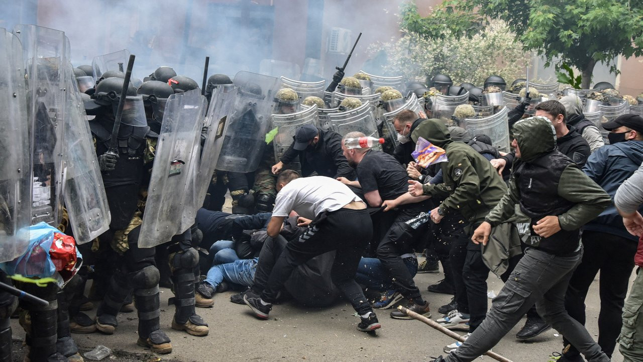 Kosova'nın kuzeyinde etnik gerilim: 30'dan fazla NATO askeri ve 50'den fazla Kosovalı Sırp yaralandı