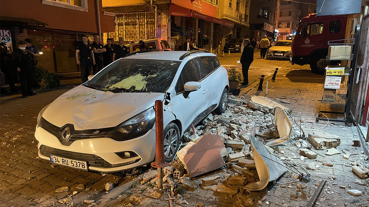 Kağıthane'de bir dairenin balkonu çöktü