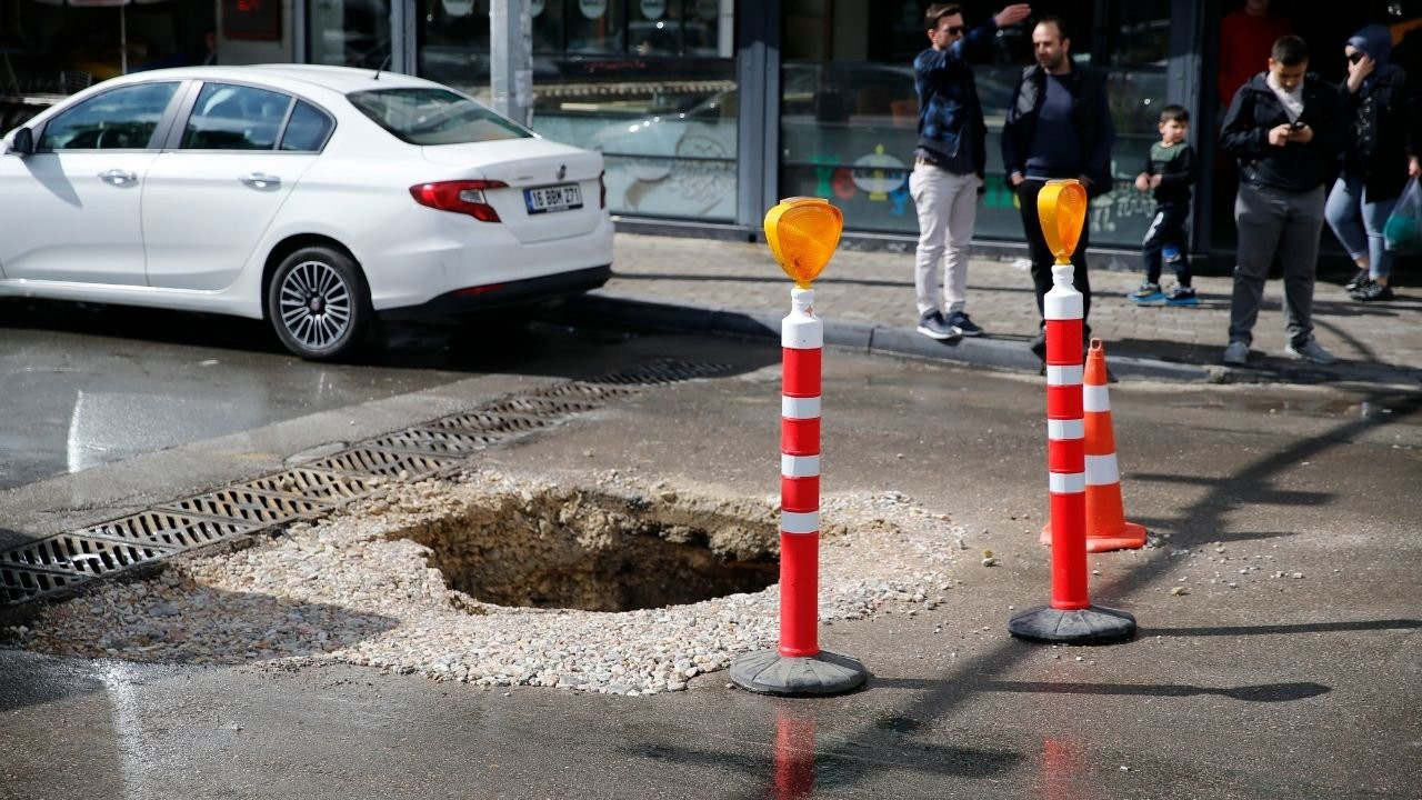 Ankara'da sağanak yağış nedeniyle yol çöktü