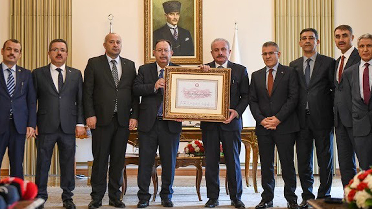 YSK Başkanı, Cumhurbaşkanı mazbatasını teslim etti
