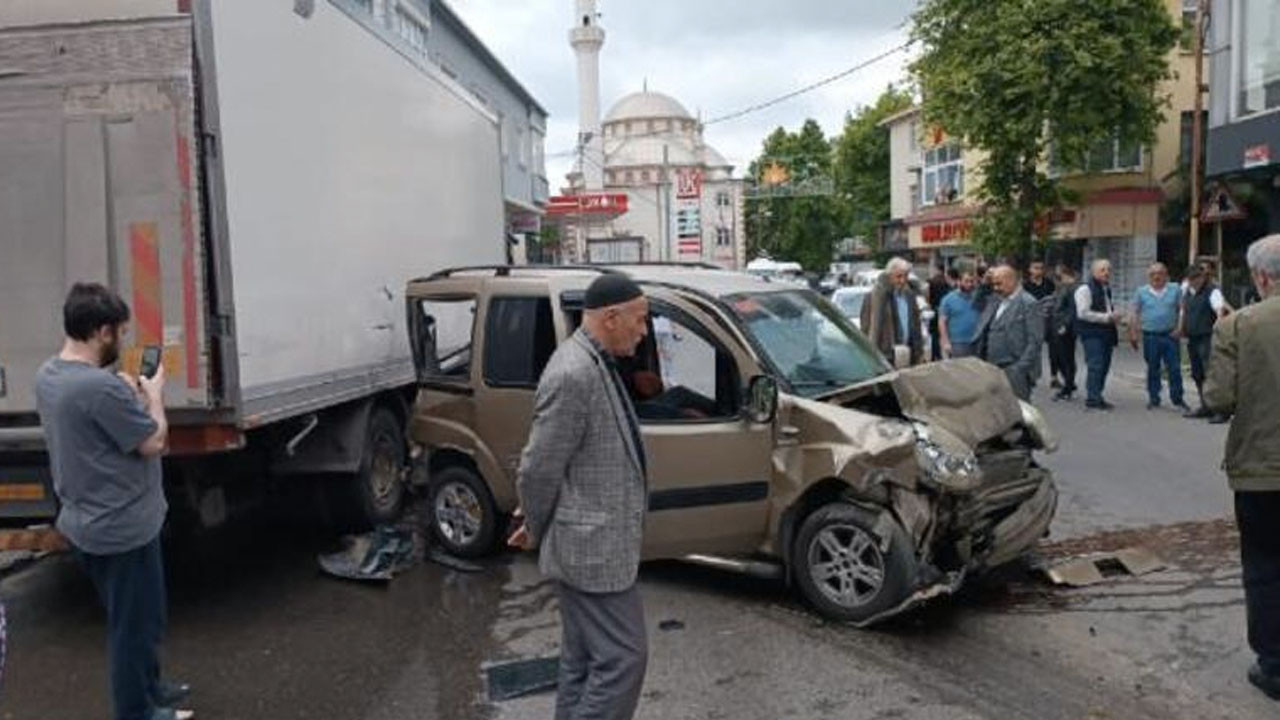 Sultanbeyli'de hafif ticari araç ile İETT otobüsü çarpıştı