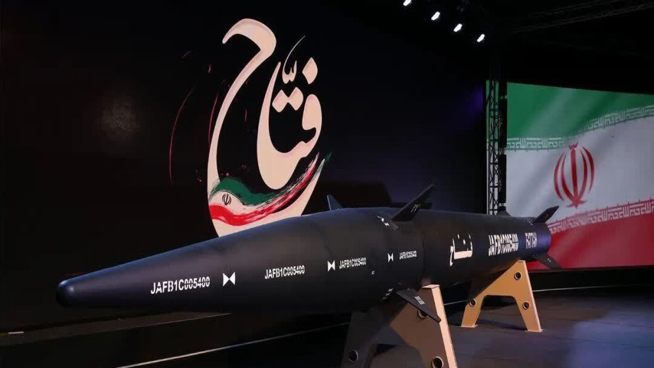 İran ilk hipersonik balistik füzesini görücüye çıkardı