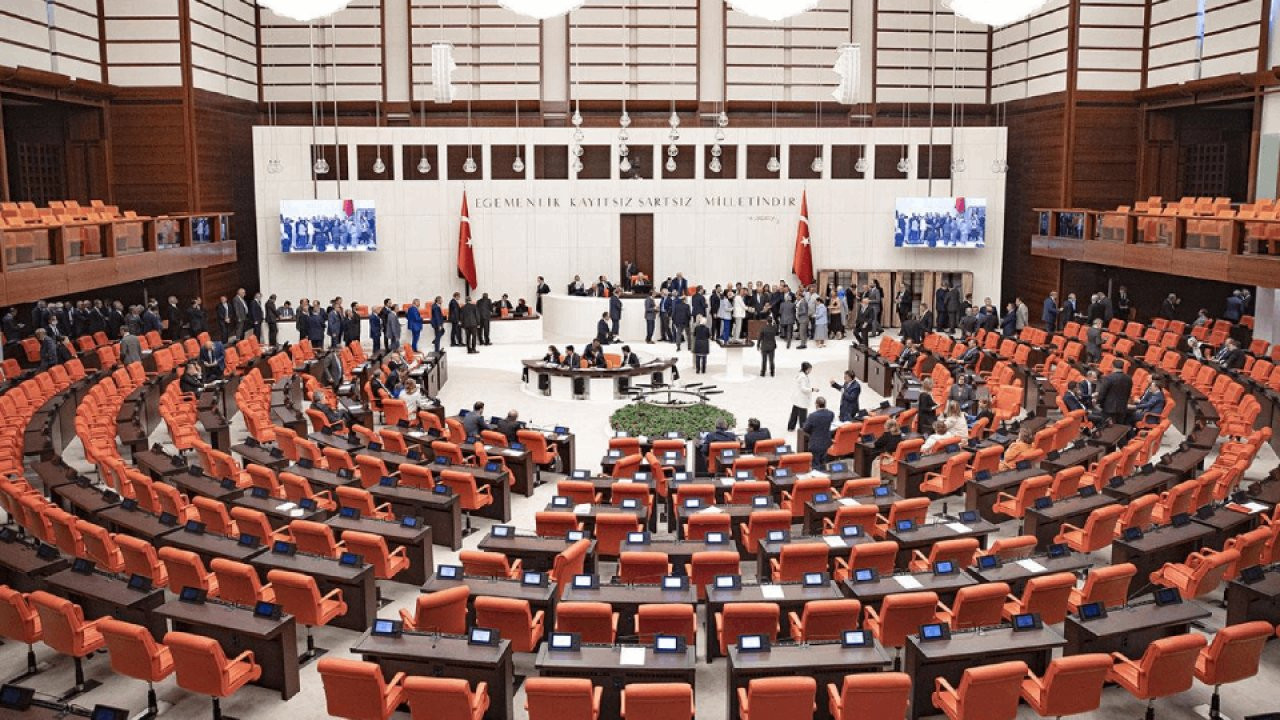 Yeni kabine üyeleri Meclis'te yemin ediyor