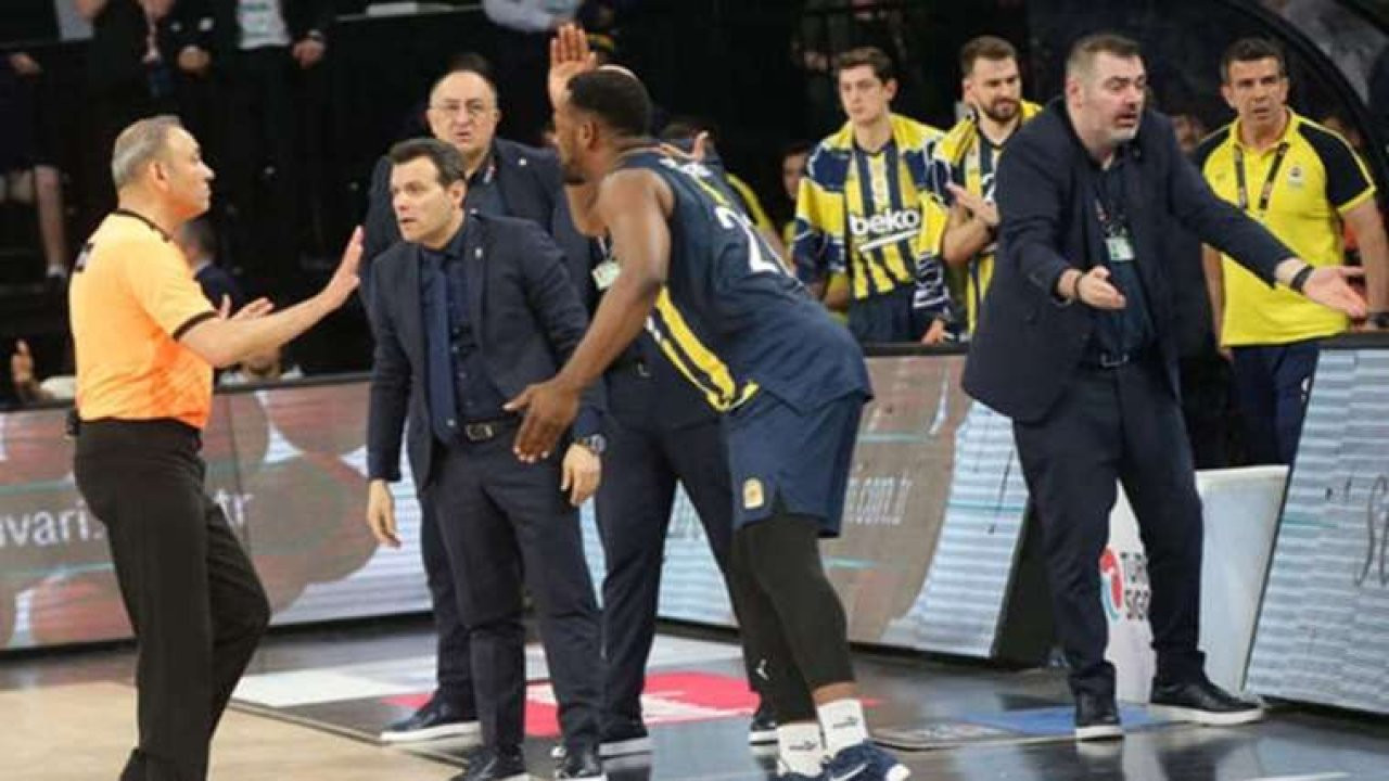 Anadolu Efes – Fenerbahçe Beko maçının hakemi Aytuğ Ekti, hakemliği bıraktı