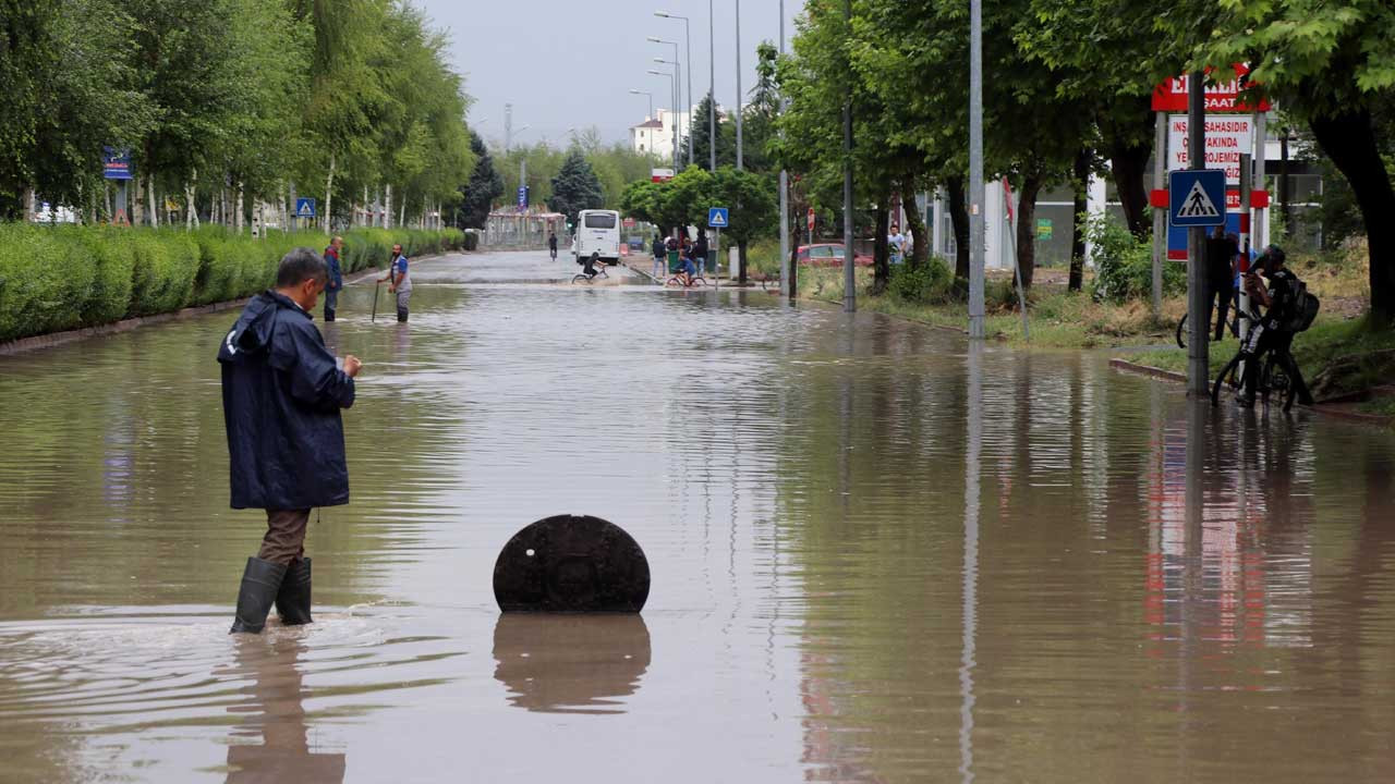 Kayseri'de sağanak; cadde ve sokaklar suyla doldu, rögar kapakları yerinden çıktı