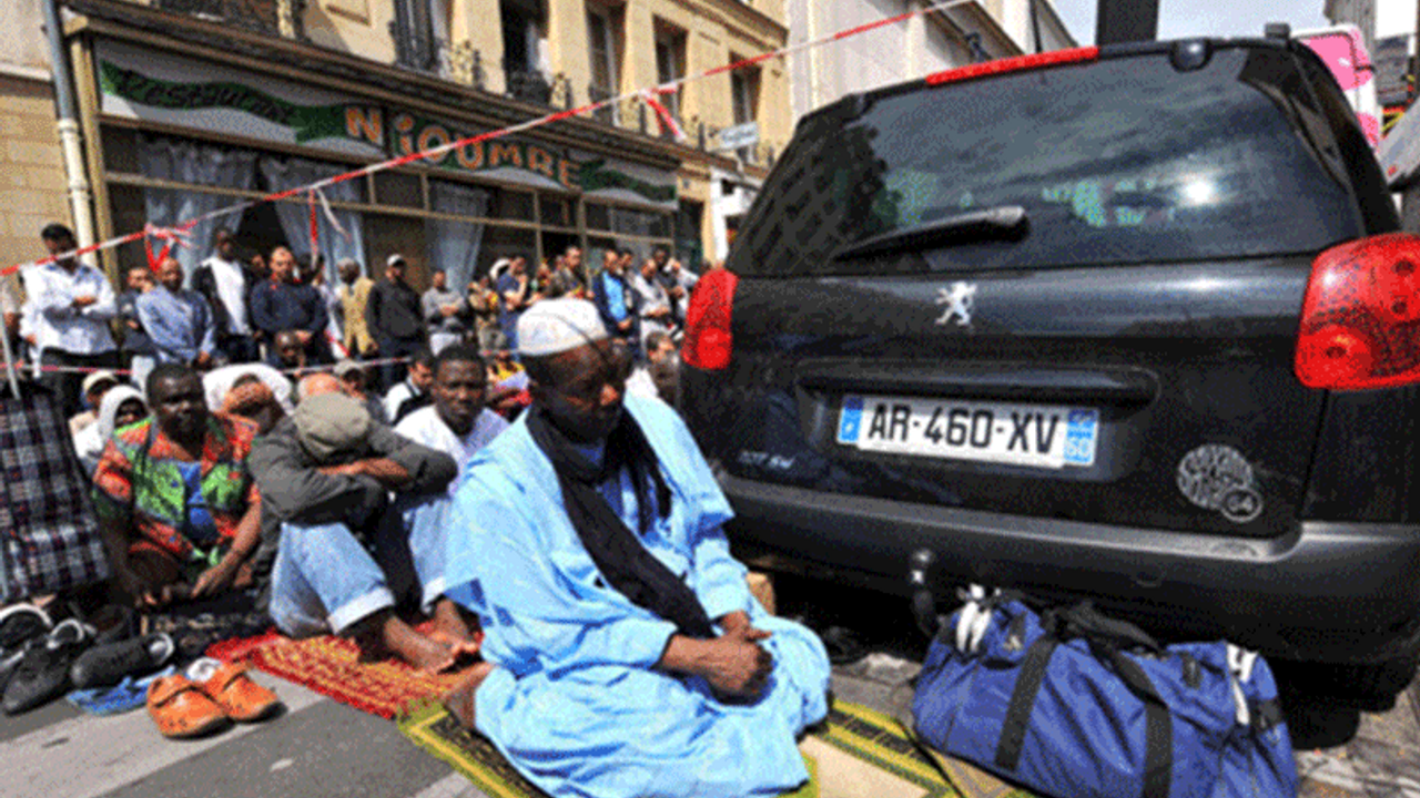 Sokakta namaza Paris tepkisi