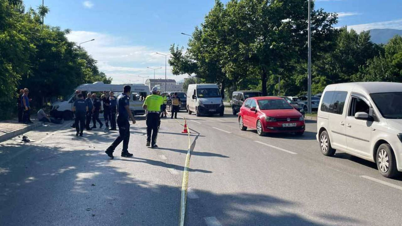 Bursa'da işçi servisi otomobille çarpıştı: 1 ölü, 9 yaralı
