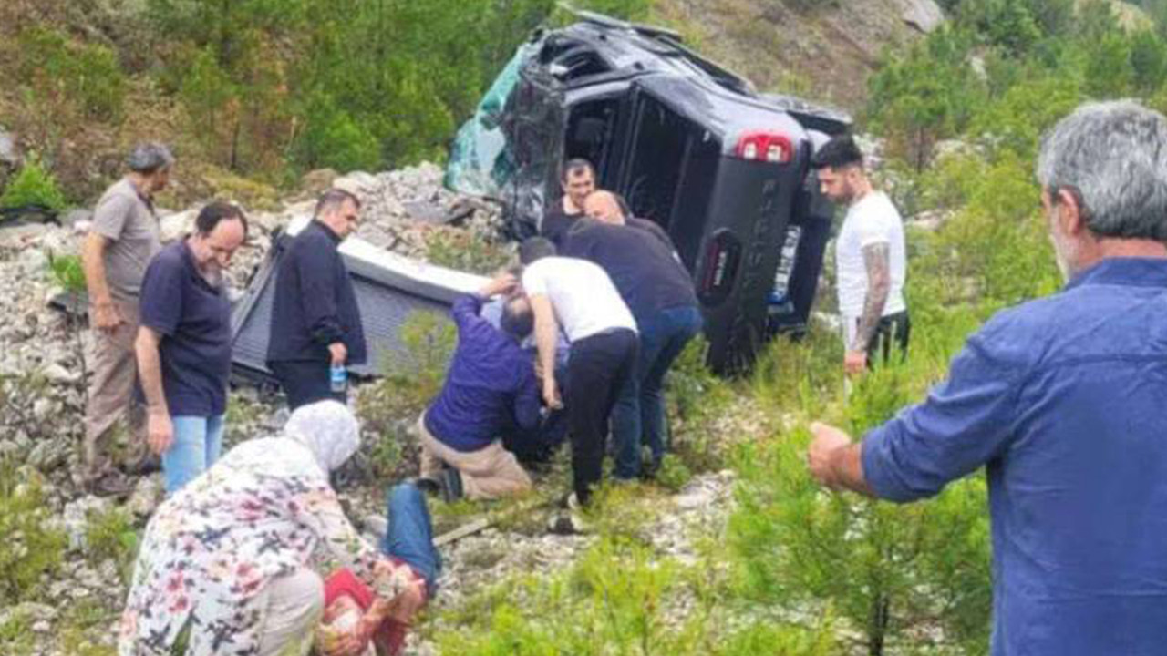 Eski Ekonomi Bakanı Zeybekci trafik kazası geçirdi