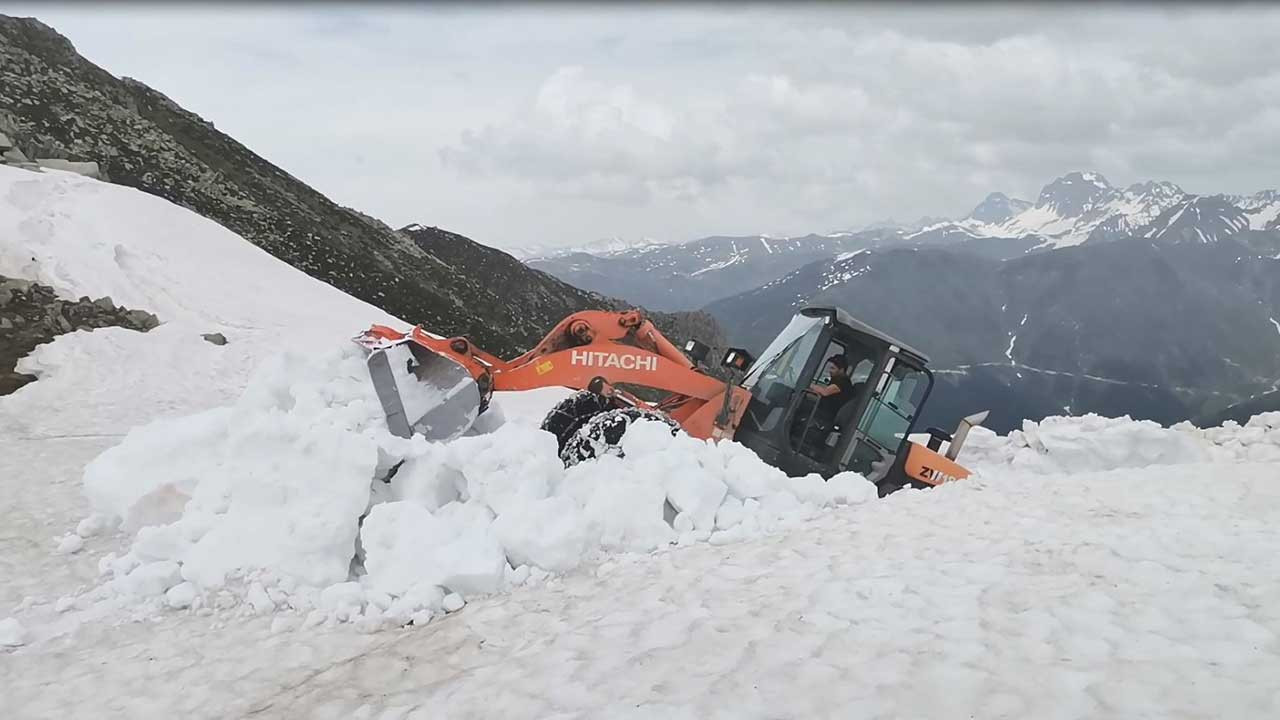 Rize'de haziran ayında 2 bin 600 metre yükseklikteki yaylada karla mücadele