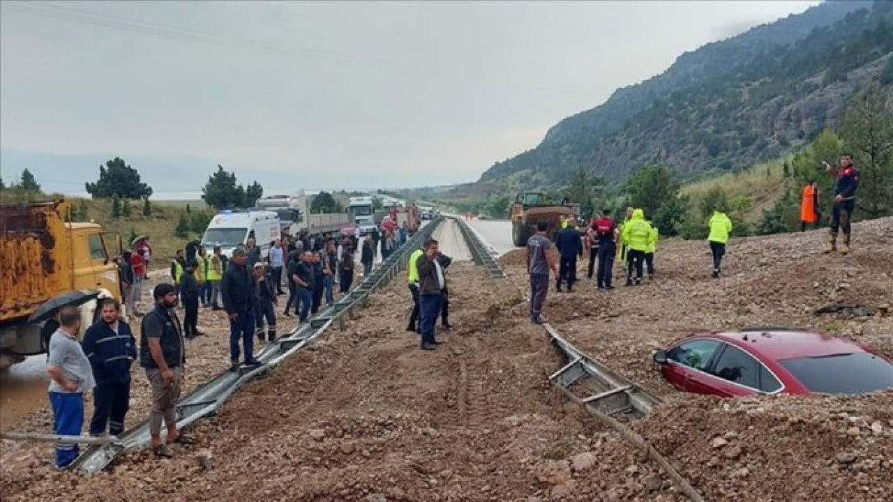 Afyonkarahisar'da heyelan: İki araç toprak altında kaldı, bir kişi öldü